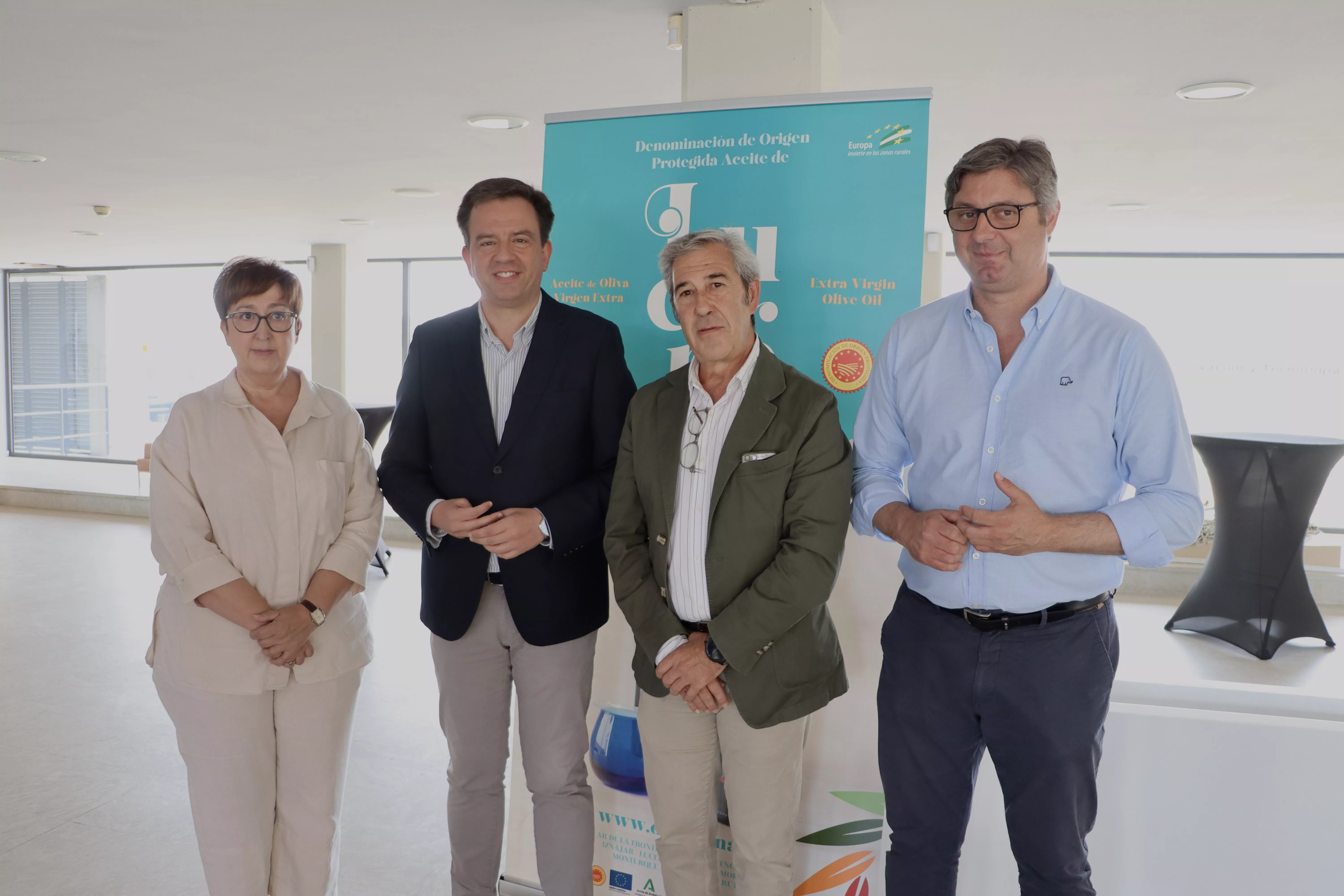 El presidente de la DOP Aceite de Lucena, Francisco de Mora, junto a los alcaldes de Lucena, Puente Genil y Moriles