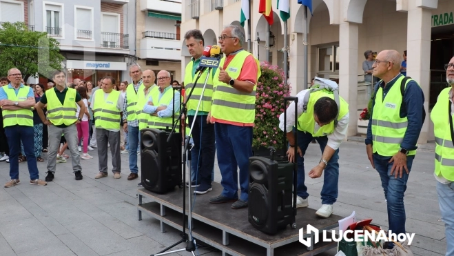 Miembros de los colectivos convocantes se dirigen a los asistentes