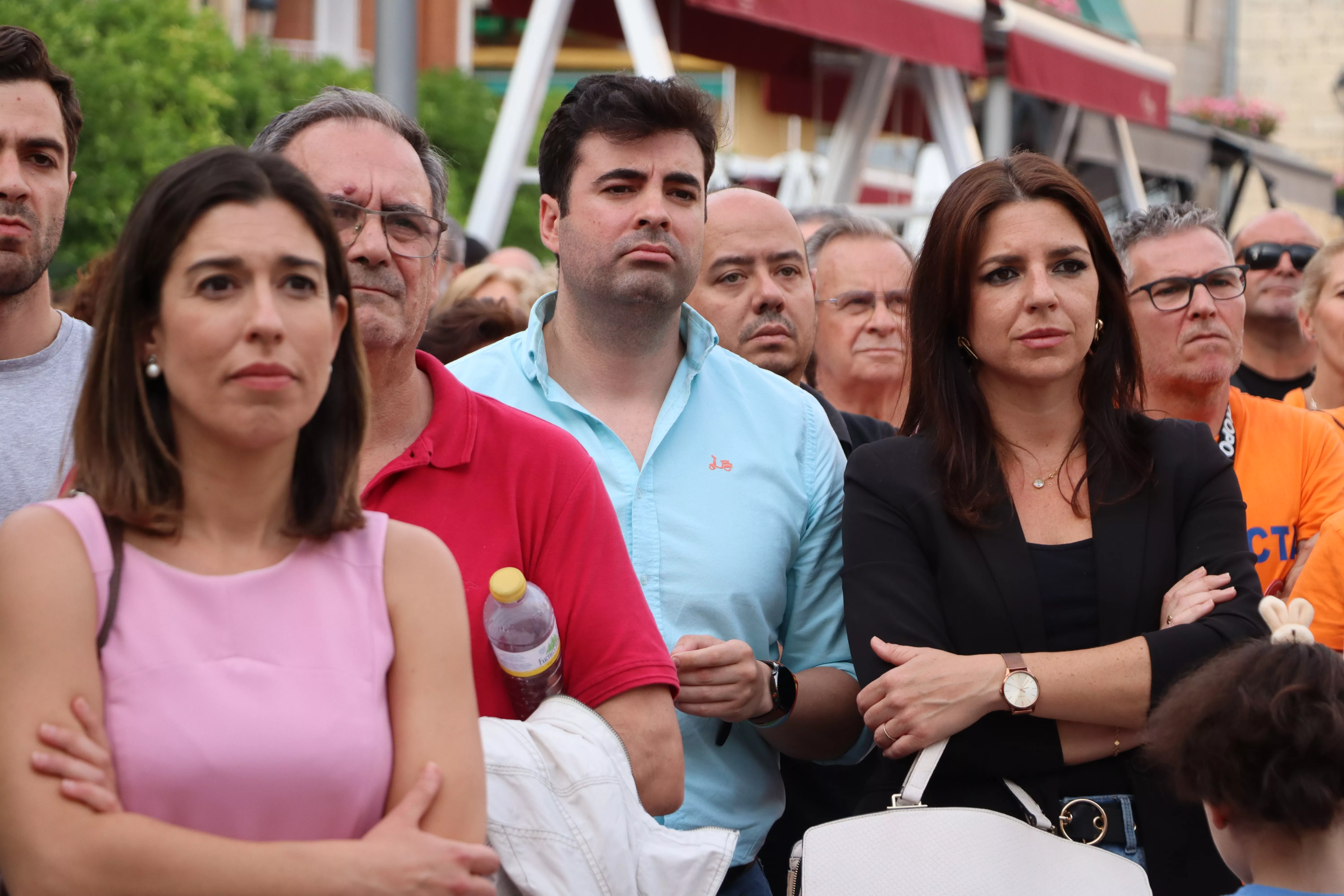 Representantes de Ciudadanos en la concentración en la Plaza Nueva para exigir un hospital en Lucena