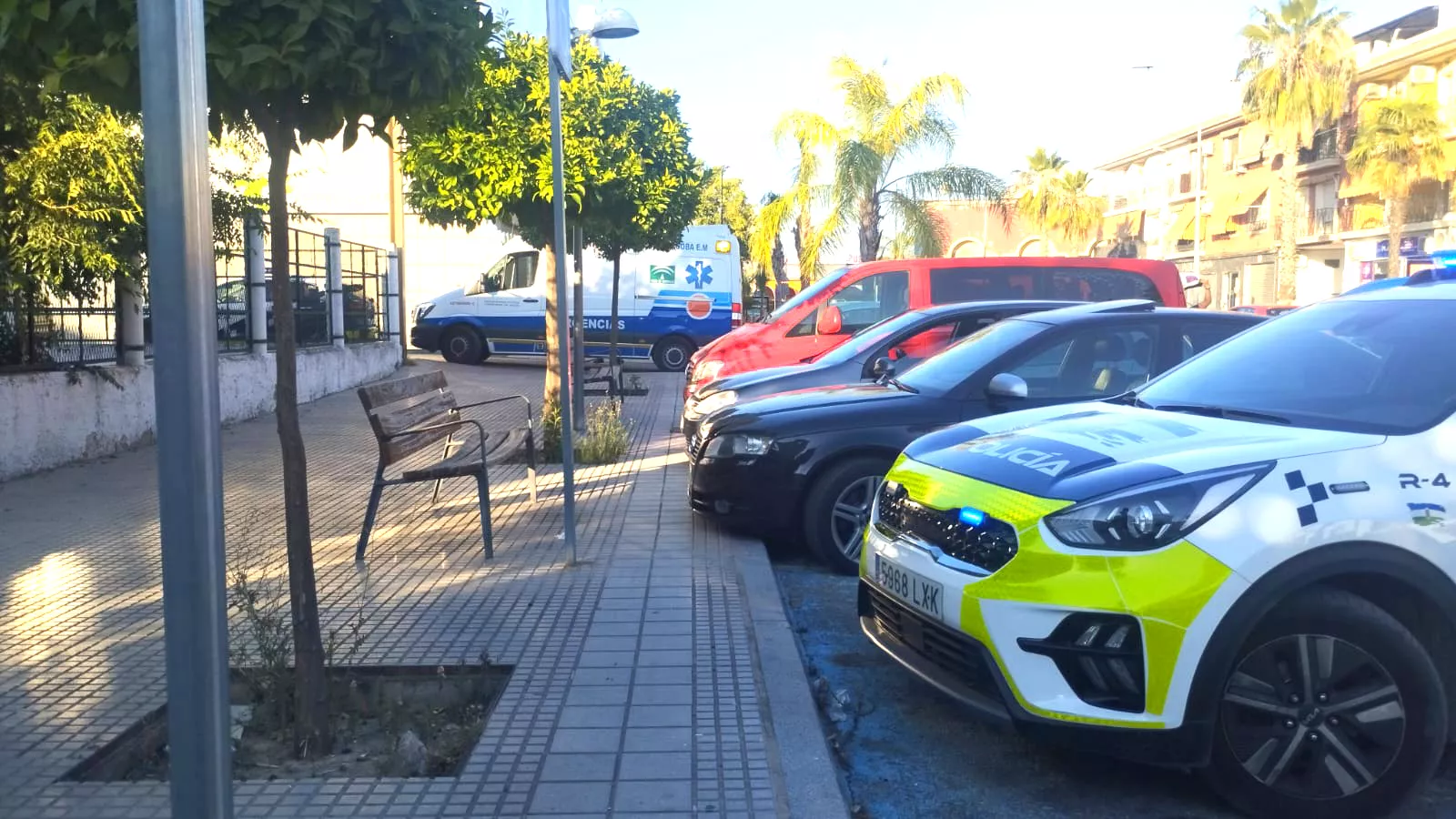 Una ambulancia del servicio de Urgencias y uno de los vehículos de la Policía Local en el lugar del accidente