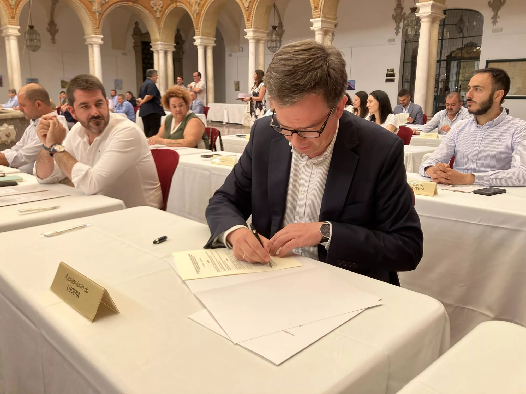 Aurelio Fernández  durante la firma de la subvención concedida a Lucena