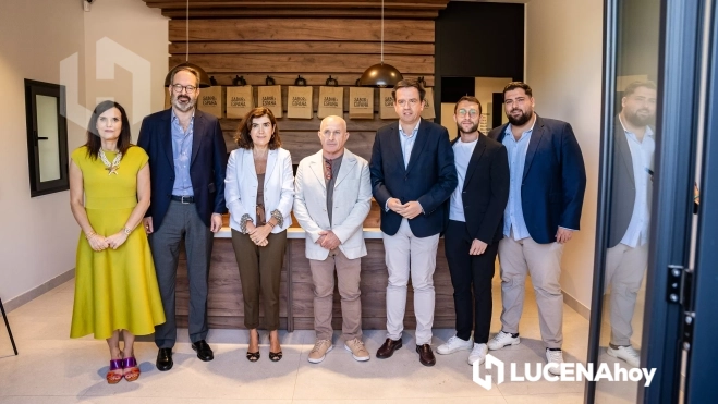 Autoridades y representantes de la empresa Sabor a España Autoridades y representantes de la empresa Sabor a España
