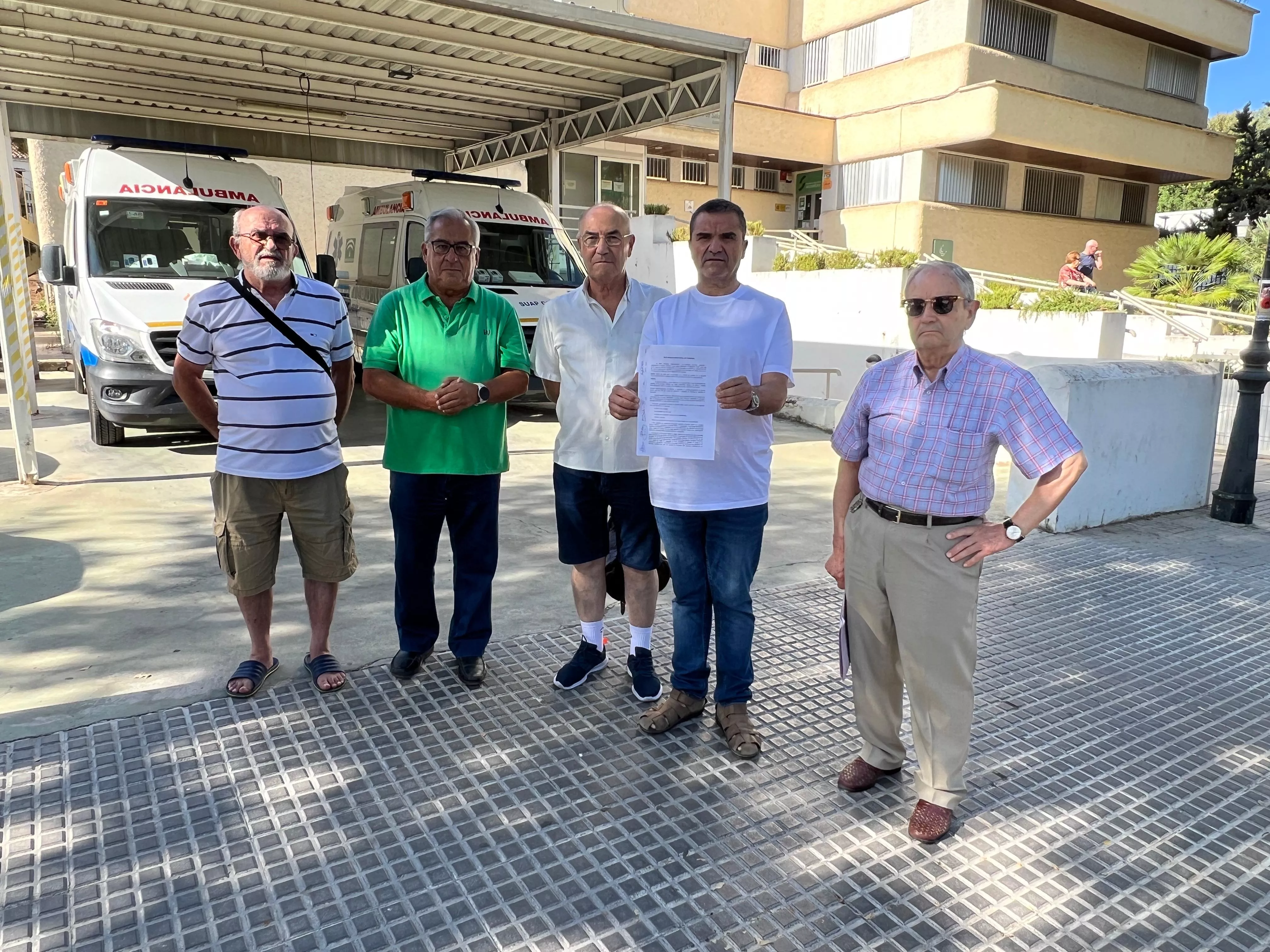 Miembros de las plataformas durante la rueda de prensa celebrada a las puertas de las Urgencias del Centro de Salud Lucena I para anunciar la presentación de una denuncia ante el fiscal