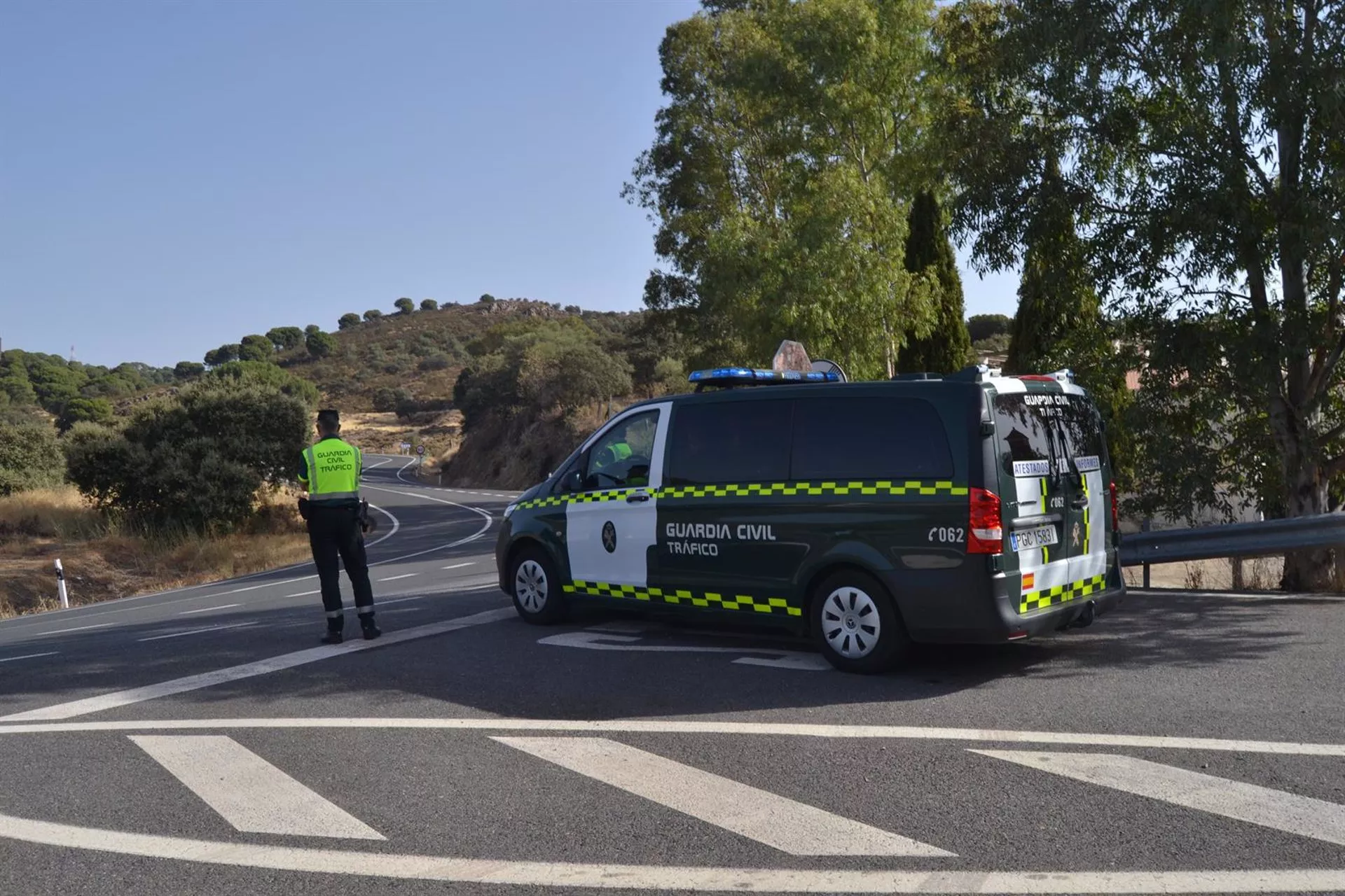 Agentes de la Guardia Civil de Tráfico en una carretera de la provincia. Archivo