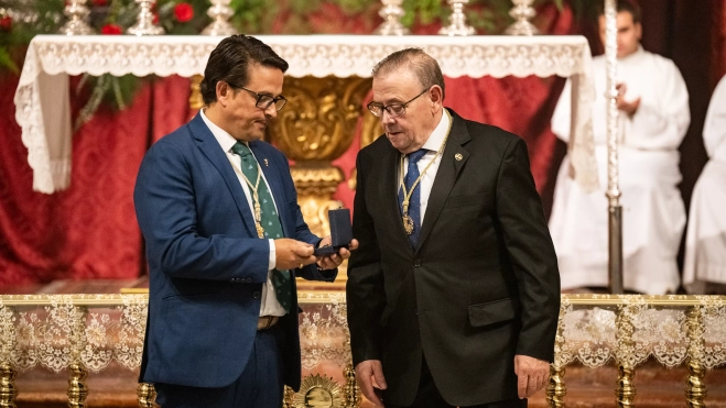 Entrega de la Medalla de Oro de la Agrupación de Cofradías de Lucena a la cofradía de la Sangre Entrega de la Medalla de Oro de la Agrupación de Cofradías de Lucena a la cofradía de la Sangre