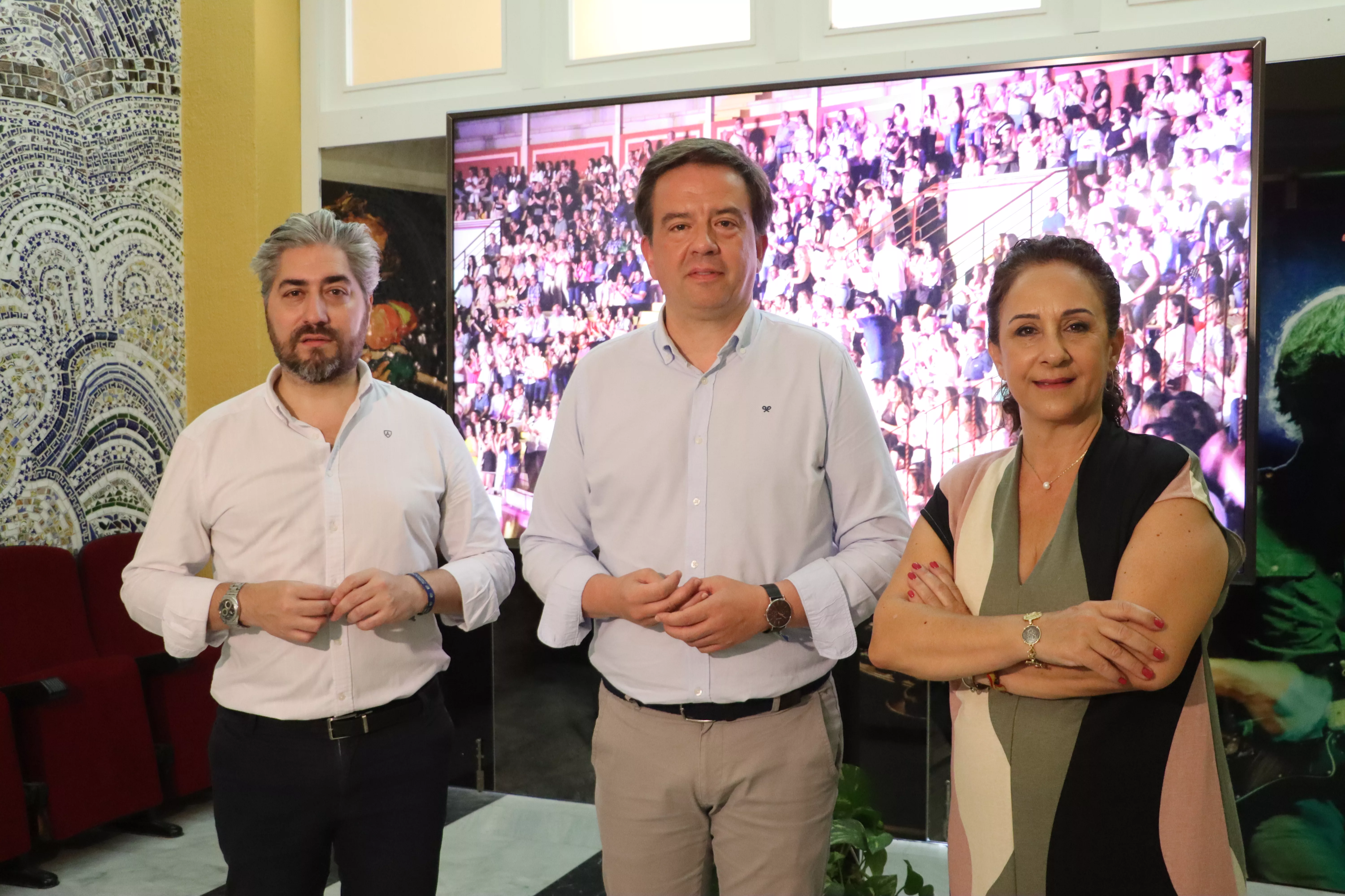 El alcalde, Aurelio Fernández, acompañado por los ediles de Fiestas, Araceli Rodríguez, y Cultura, Francisco Barbancho, durante el balance de F'Estival Lucena