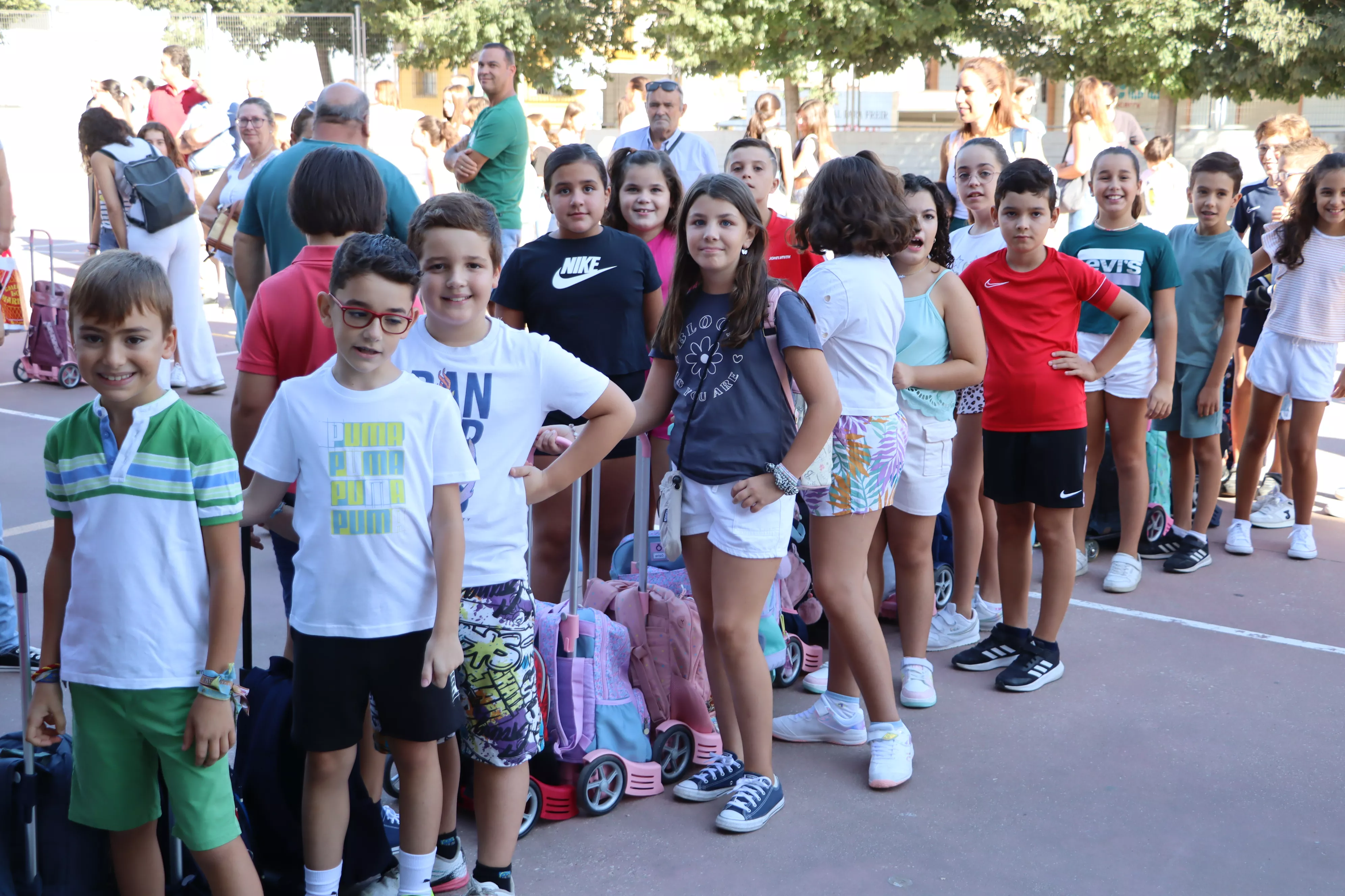 Alumnos aguardando el momento de entrar en sus clases esta mañana en el colegio Antonio Machado Alumnos aguardando el momento de entrar en sus clases esta mañana en el colegio Antonio Machado
