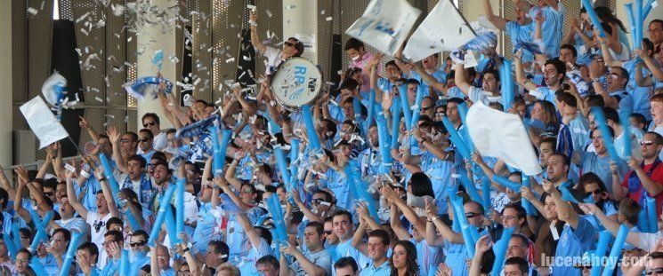  Aficionados en la grada del Estadio Municipal, que deberán compartir esta temporada un Lucena C.F. y Ciudad de Lucena sin relación filial. Archivo Lucena Hoy 