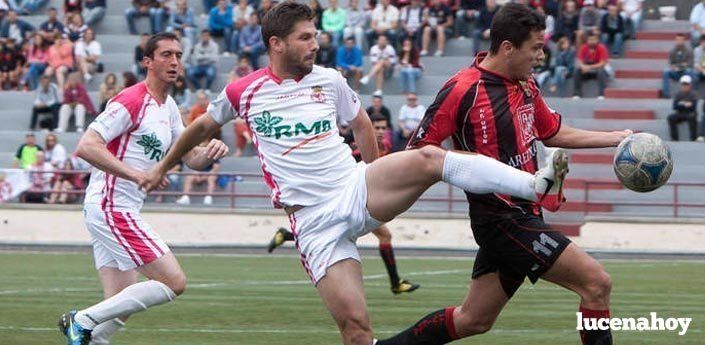  Aléx Vazquez, con la camiseta de la Cultural, intenta controlar el balón. 