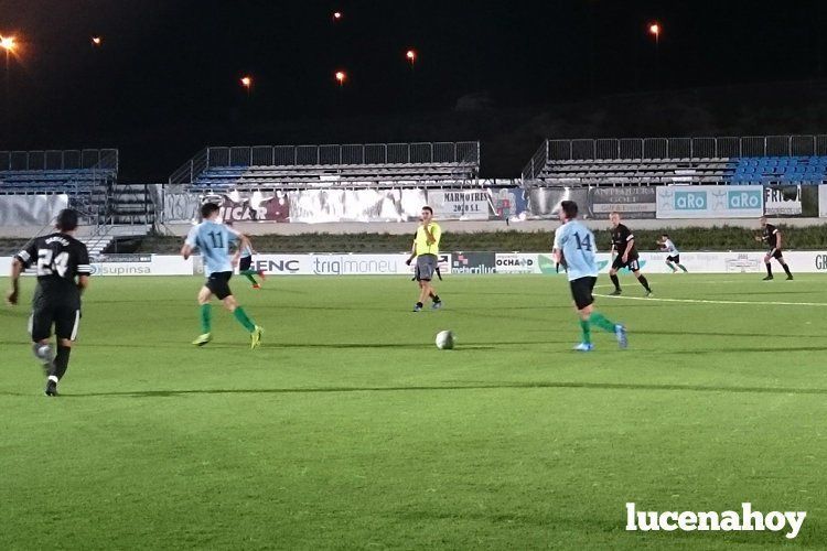  El jugador del Ciudad de Lucena Iván Sánchez conduce el balón. 