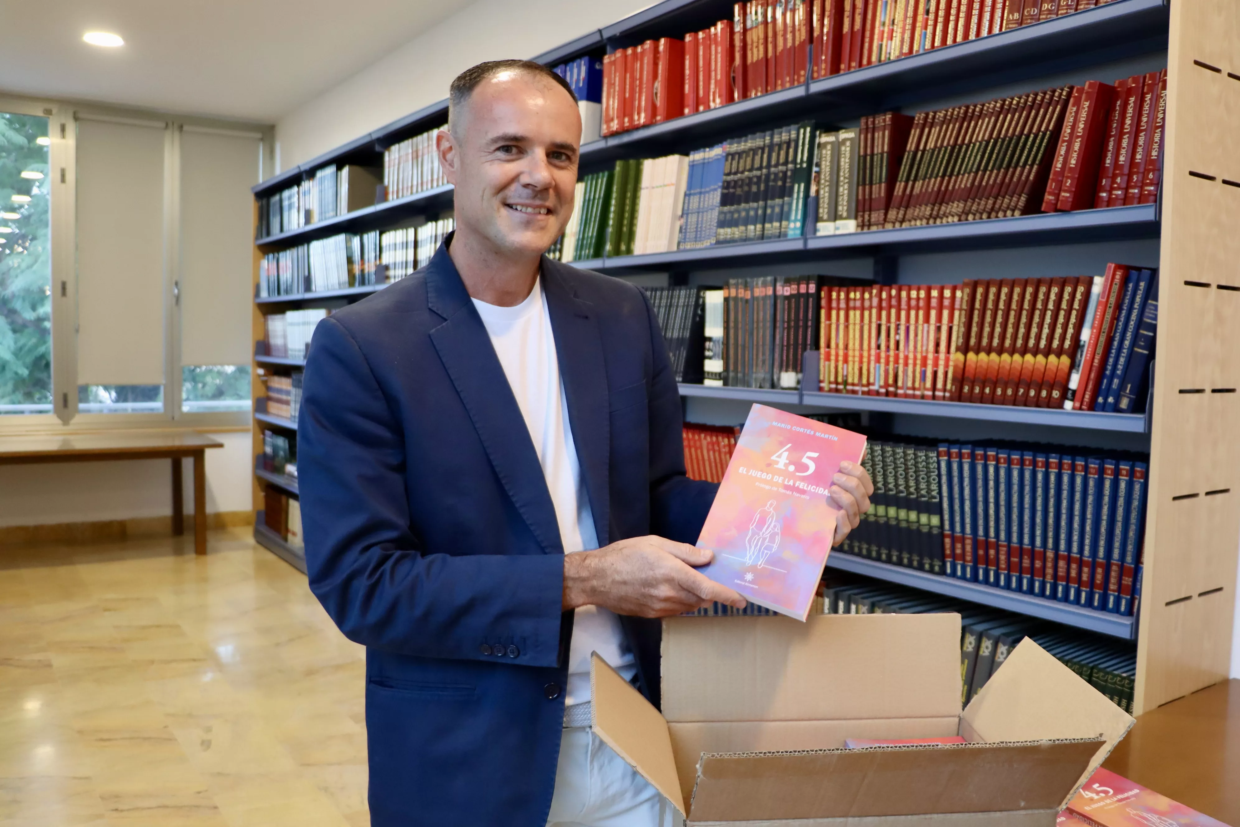 Mario Cortés, con su libro, "4.5 El juego de la felicidad"
