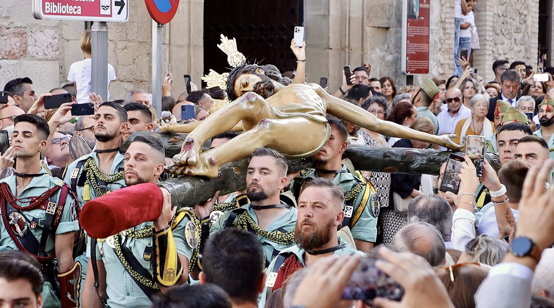 Traslado del Cristo de la Sangre, acompañado por el Tercio Duque de Alba, 2º de la Legión Traslado del Cristo de la Sangre, acompañado por el Tercio Duque de Alba, 2º de la Legión