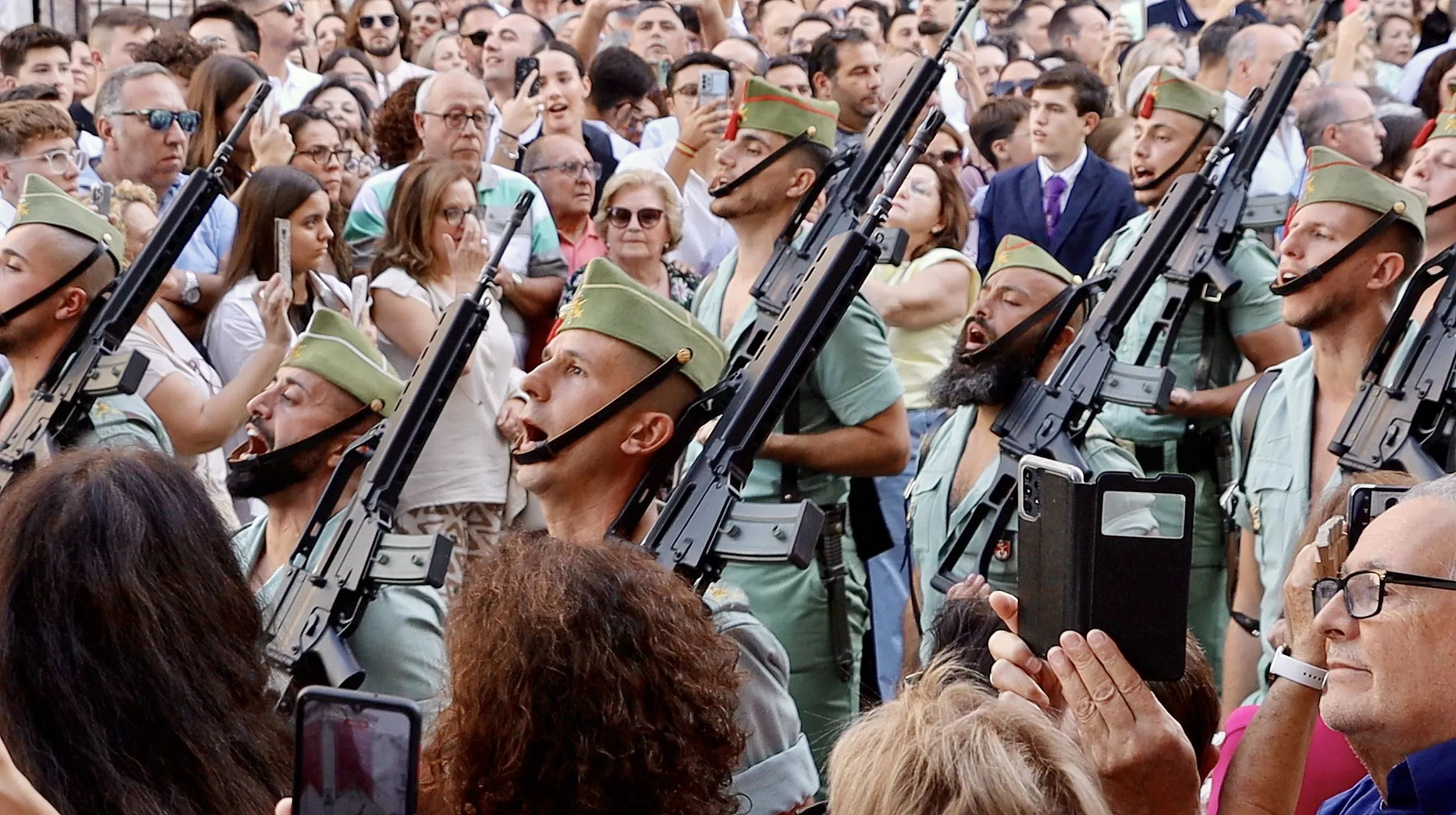 Traslado del Cristo de la Sangre, acompañado por el Tercio Duque de Alba, 2º de la Legión Traslado del Cristo de la Sangre, acompañado por el Tercio Duque de Alba, 2º de la Legión
