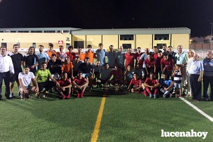  Los componentes del Ciudad de Lucena y del Egabrense posan con los trofeos después del partido 