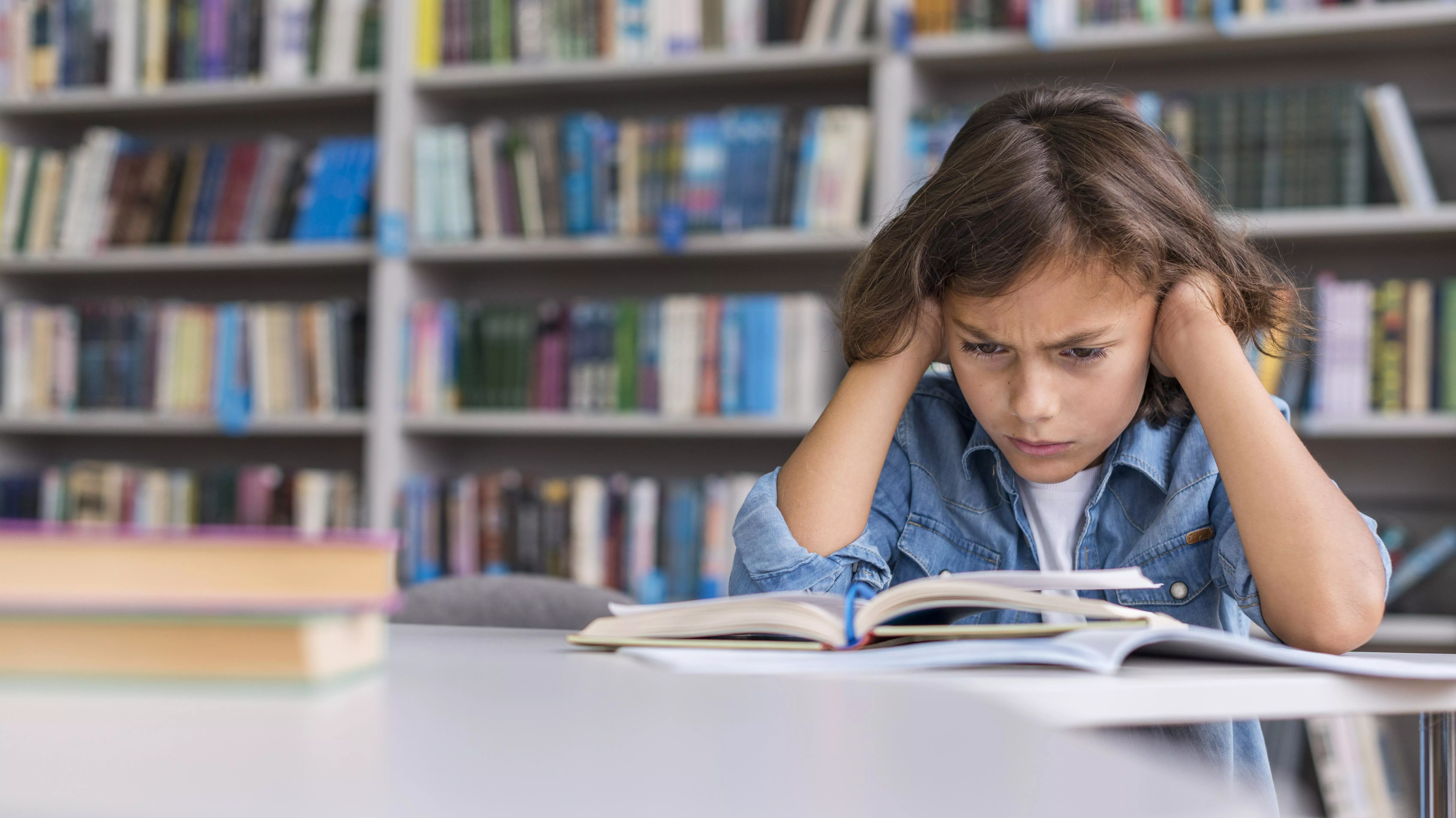 Los disléxicos se enfrentan a dificultades para leer y escribir, problemas en la organización y planificación o subestimación social y académica. Imagen de freepik Los disléxicos se enfrentan a dificultades para leer y escribir, problemas en la organización y planificación o subestimación social y académica. Imagen de freepik