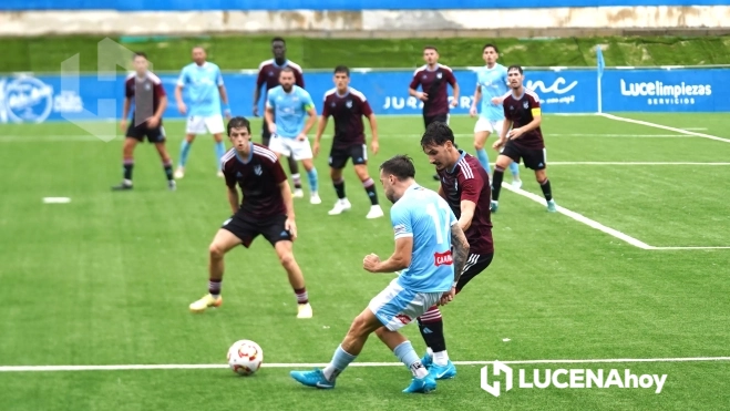 Un momento del partido entre Ciudad de Lucena y el Atlético Onubense Un momento del partido entre Ciudad de Lucena y el Atlético Onubense