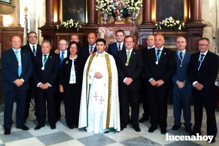  David Aguilera Malagón, vicario episcopal de la Campiña; Francisco Requerey; presidente de la Agrupación; y el resto de la junta de oficiales. 