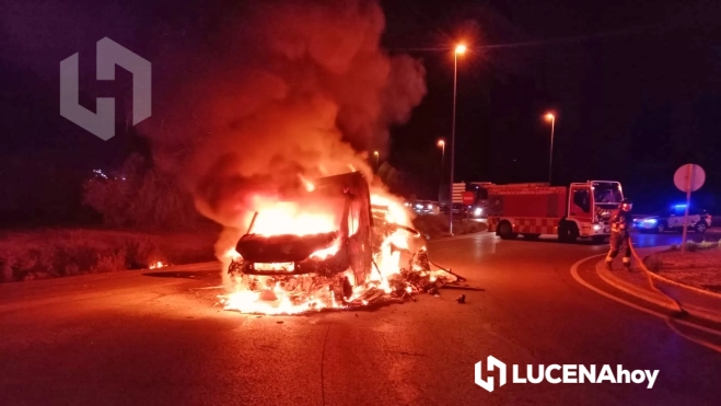 Una imagen del incendio que ha calcinado un camión cargado de pollo fresco en Lucena Una imagen del incendio que ha calcinado un camión cargado de pollo fresco en Lucena