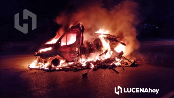 Una imagen del incendio que ha calcinado un camión cargado de pollo fresco en Lucena Una imagen del incendio que ha calcinado un camión cargado de pollo fresco en Lucena