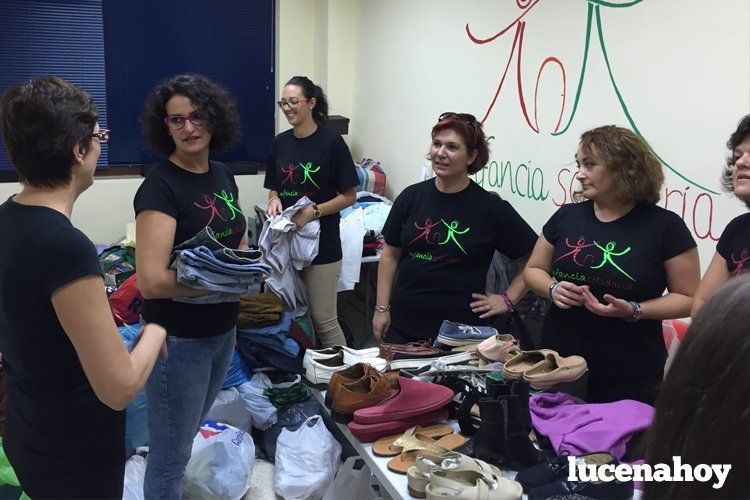 Voluntarias de Infancia Solidaria clasifican la ropa y calzado recibida.jpg