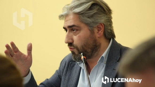 Francisco Barbancho, edil de Turismo, contesta a Purificación Joyera durante el debate del punto Francisco Barbancho, edil de Turismo, contesta a Purificación Joyera durante el debate del punto