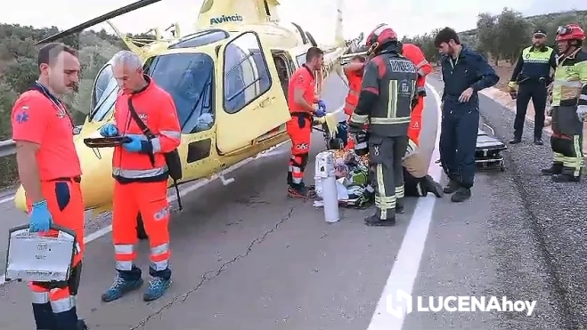 El herido es estabilizado por los servicios sanitarios junto al helicóptero que le ha trasladado a Córdoba El herido es estabilizado por los servicios sanitarios junto al helicóptero que le ha trasladado a Córdoba
