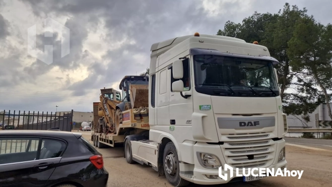 Dos palas retroexcavadoras enviadas hoy por la empresa lucentina Aroan a los feriantes Dos palas retroexcavadoras enviadas hoy por la empresa lucentina Aroan a los feriantes