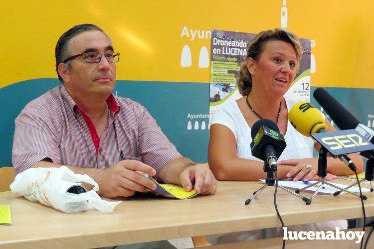  Antonio Muñoz, responsable de Droneando en Lucena, y María del Mar Morales, concejala de Fiestas. 