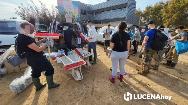 Un grupo de lucentinos colaboran en las tareas de limpieza en Valencia Un grupo de lucentinos colaboran en las tareas de limpieza en Valencia