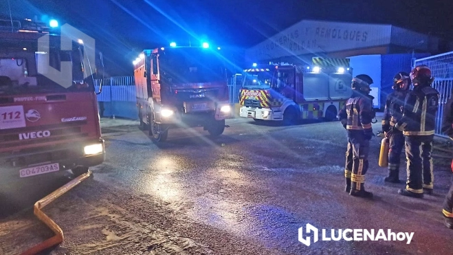 Incendio de una nave de atracciones feriales en Lucena Incendio de una nave de atracciones feriales en Lucena