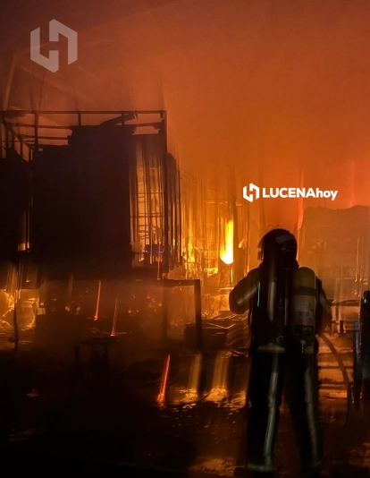 Un bombero durante las tareas de extinción Un bombero durante las tareas de extinción