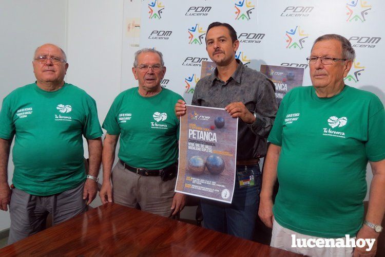  Miembros del Club de Petanca Nuestra Señora de Araceli y Manuel Lara Cantizani, concejal de Deportes. 