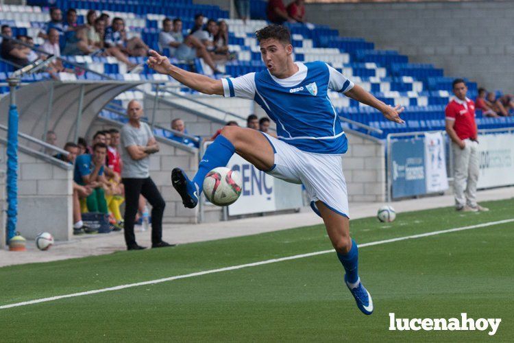  Fernándo Doménech controla el balón en el partido frente al Écija. 