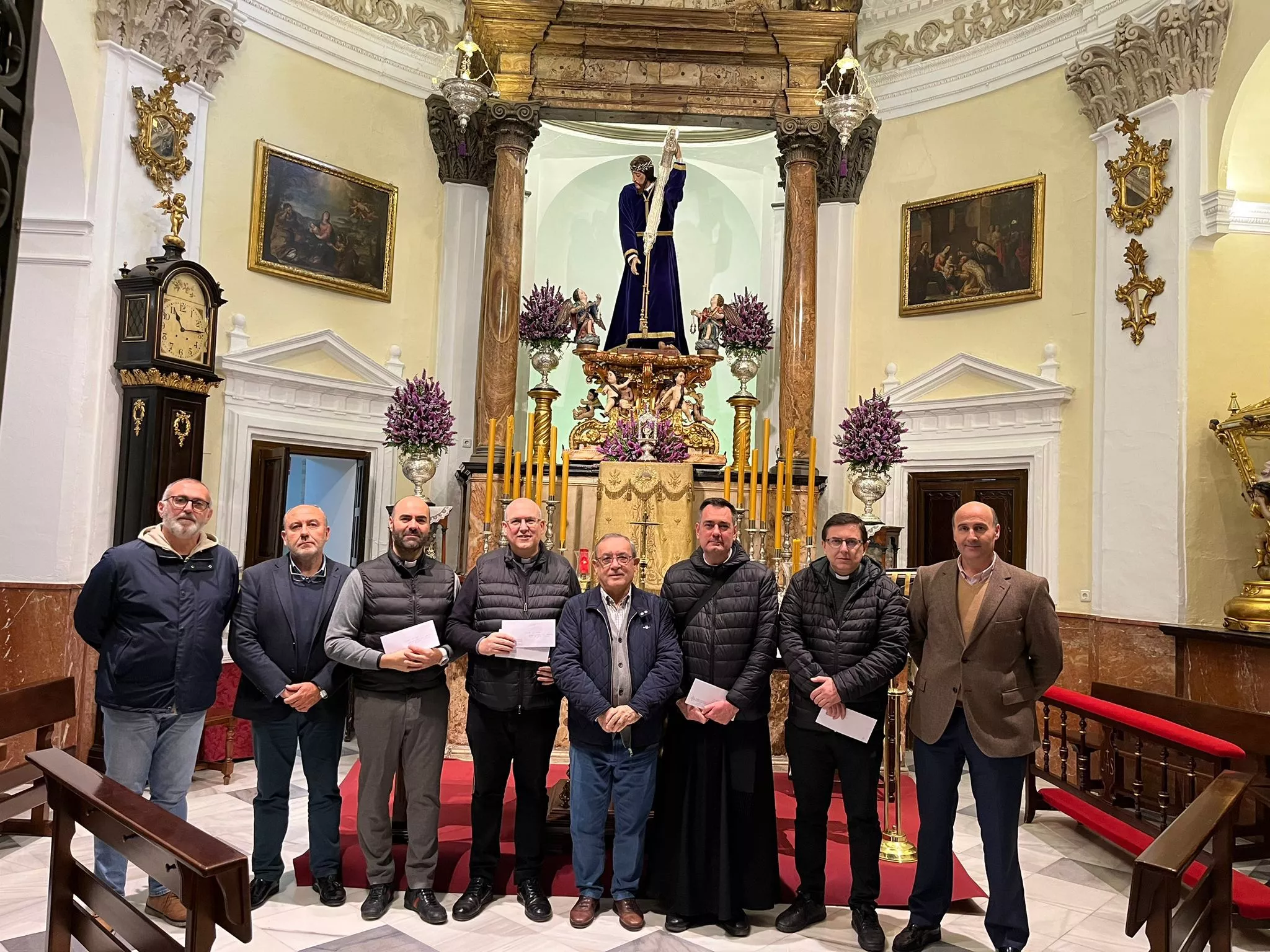 Entrega de la colecta a Cáritas ante Ntro. Padre Jesús Nazareno. Foto: Venerable Archicofradía de Nuestro Padre Jesús Nazareno
