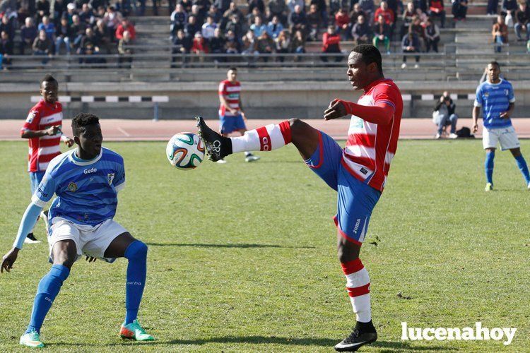  Abou defiende a un rival del Granada B en un choque de la temporada 2014-2015. 