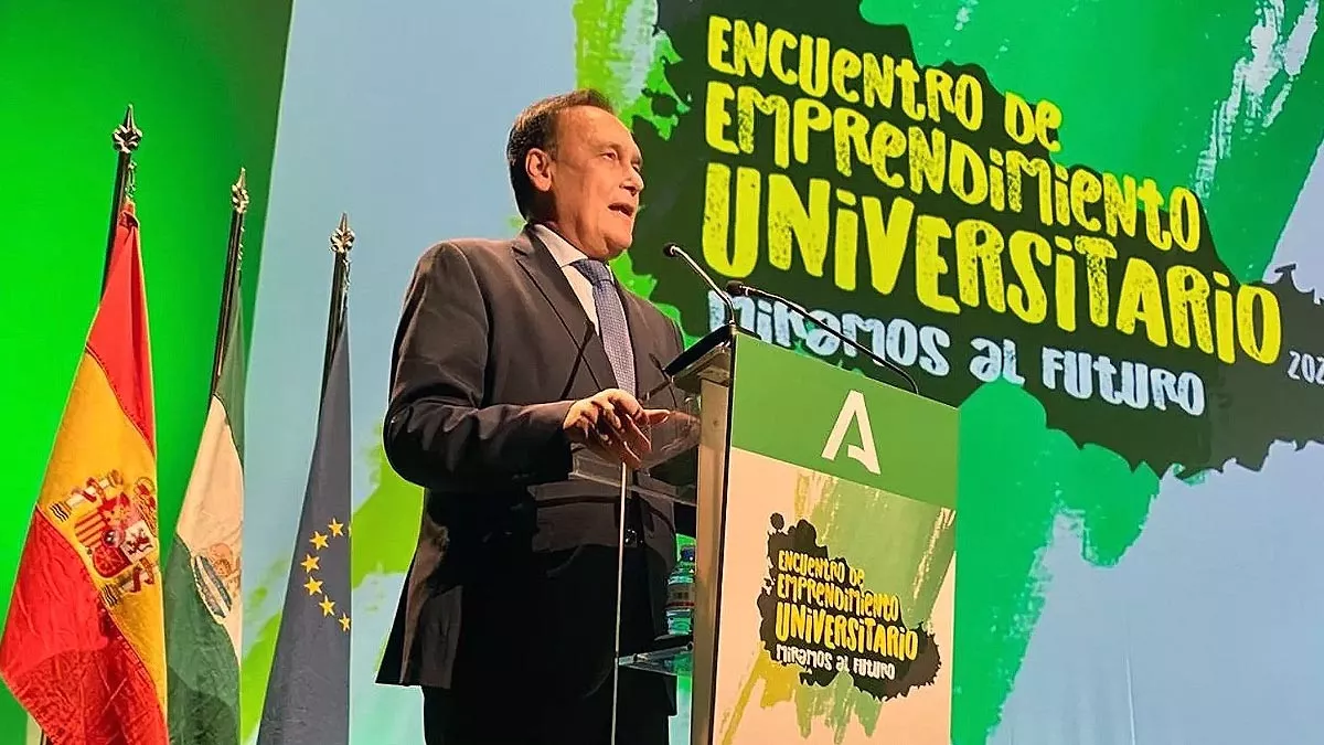 El consejero de Universidad, Investigación e Innovación de la Junta de Andalucía, José Carlos Gómez Villamandos, durante la apertura del encuentro en el Auditorio de Lucena