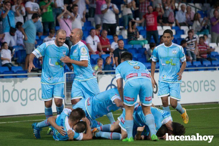 Los jugadores del Ciudad de Lucena celebran un gol ante el el apoyo de una numerosa afición. Foto: SERGIO RODRÍGUEZ 