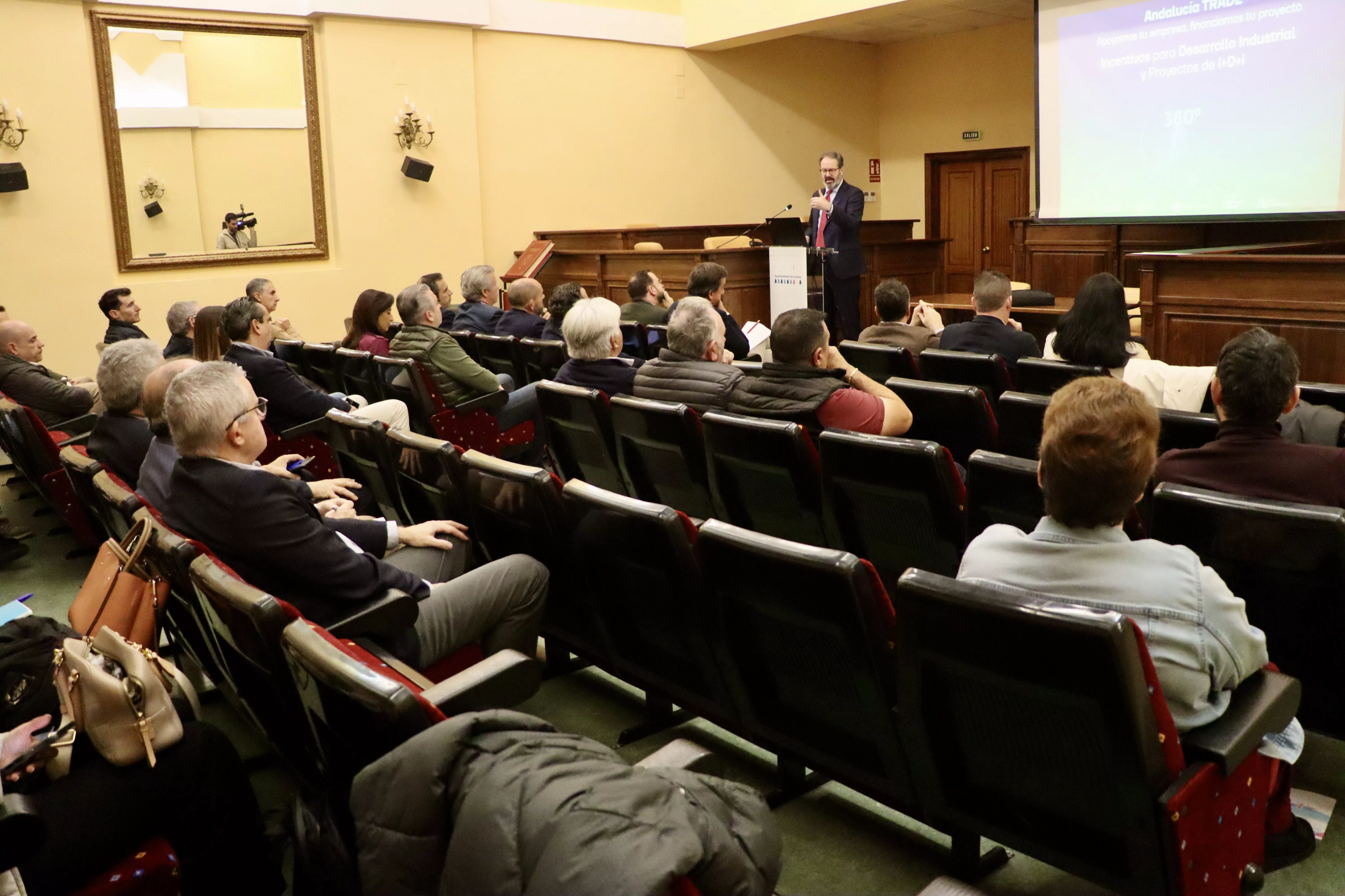 El delegado del gobierno, Adolfo Molina, se dirige a los empresarios asistentes a estas jornadas