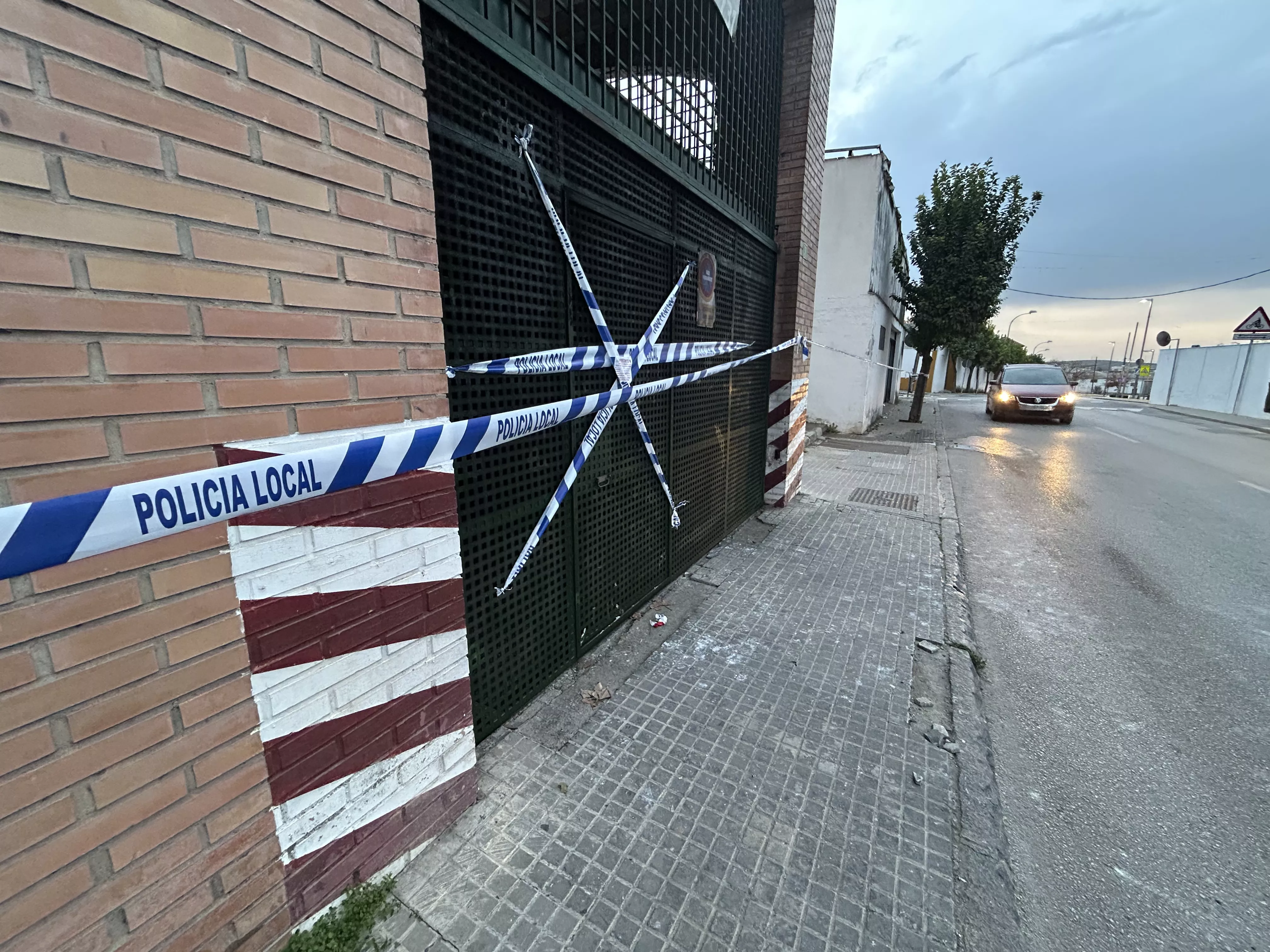 El aparcamiento sigue precintado por la Policía Local debido al riesgo que entraña el acceso al mismo