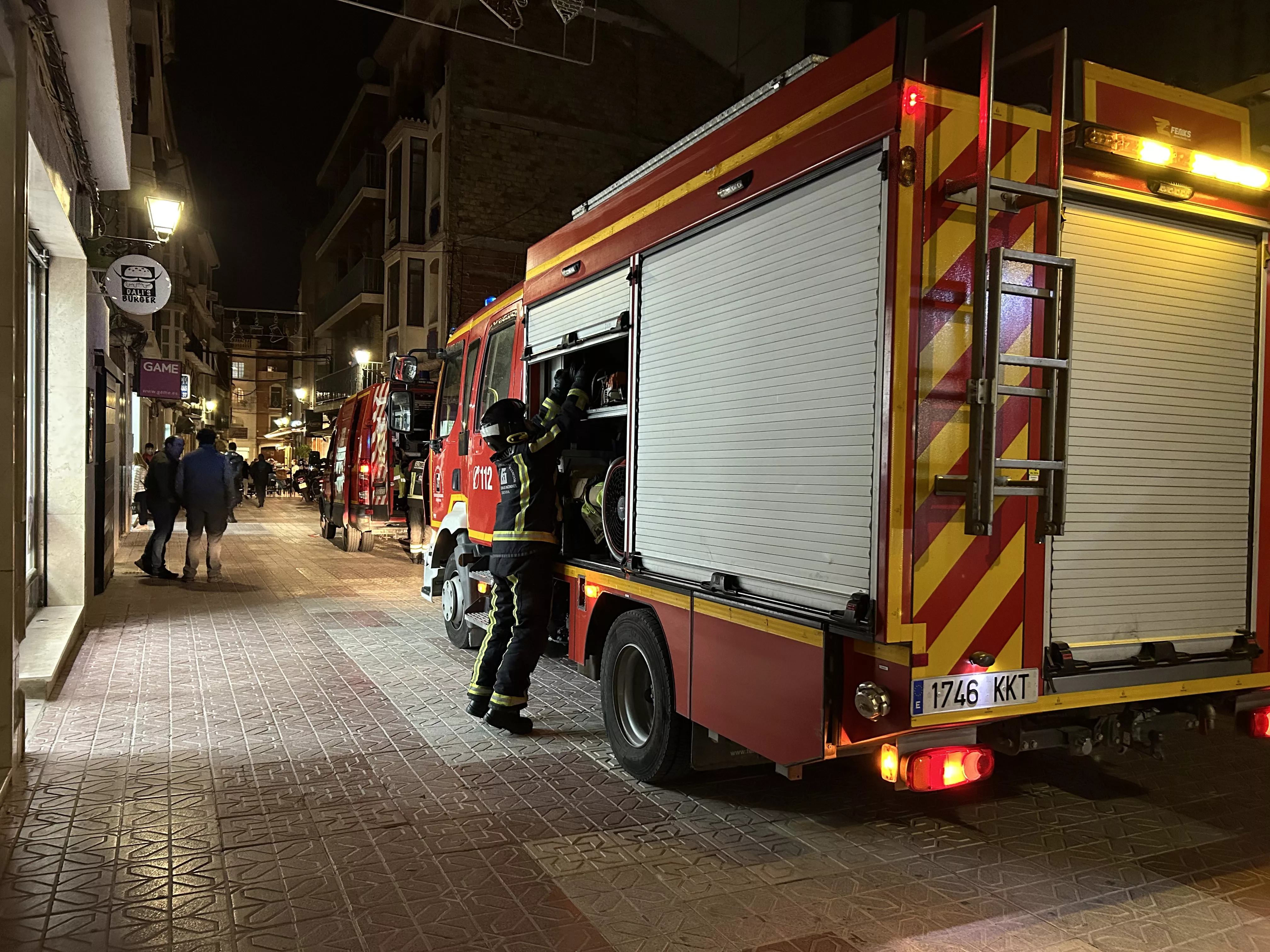 Actuación de los bomberos en la céntrica calle Jaime en la noche de hoy