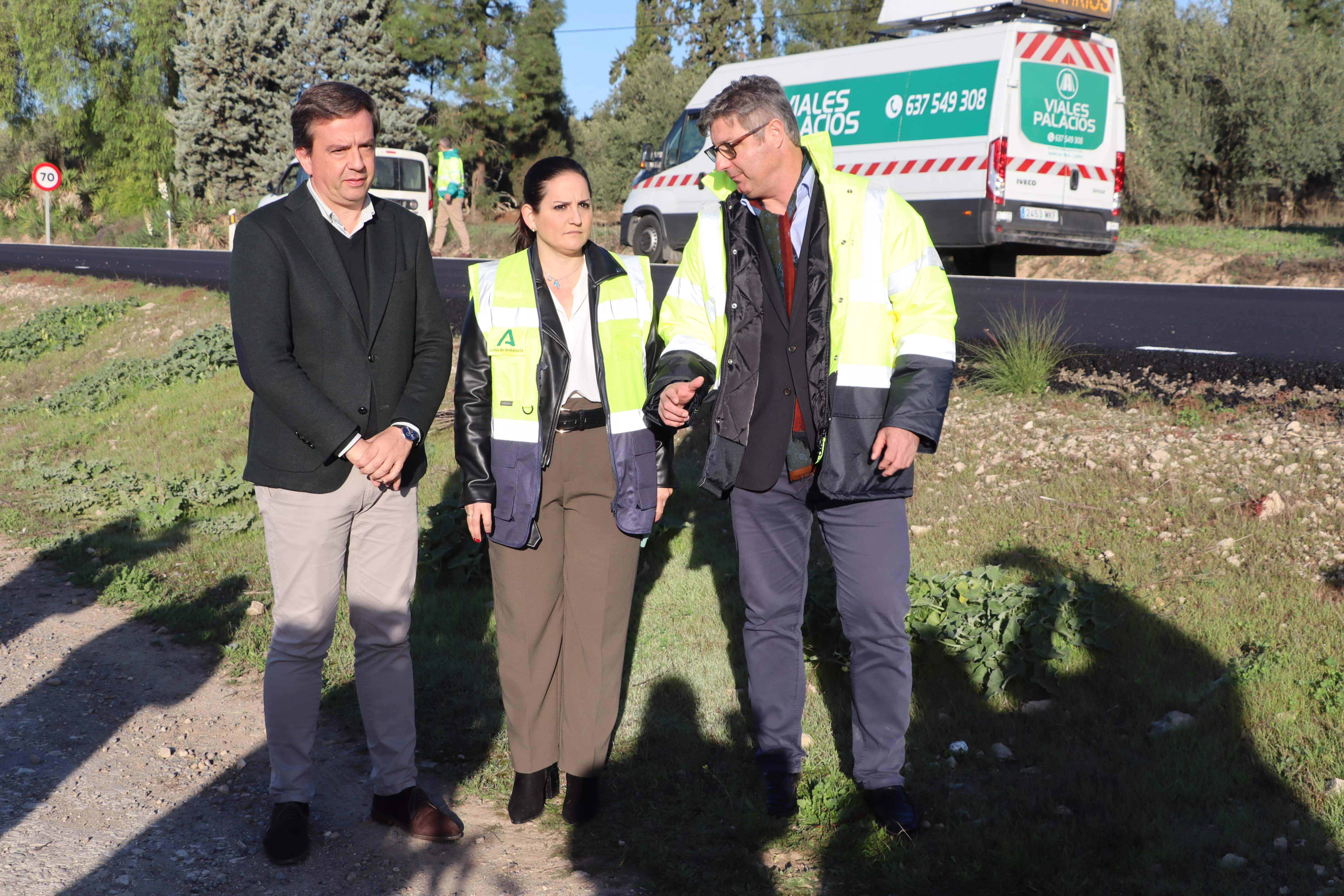 La delegada de Fomento, Carmen Granados, junto a los alcaldes de Lucena, Aurelio Fernández, y de Puente Genil, Sergio Velasco