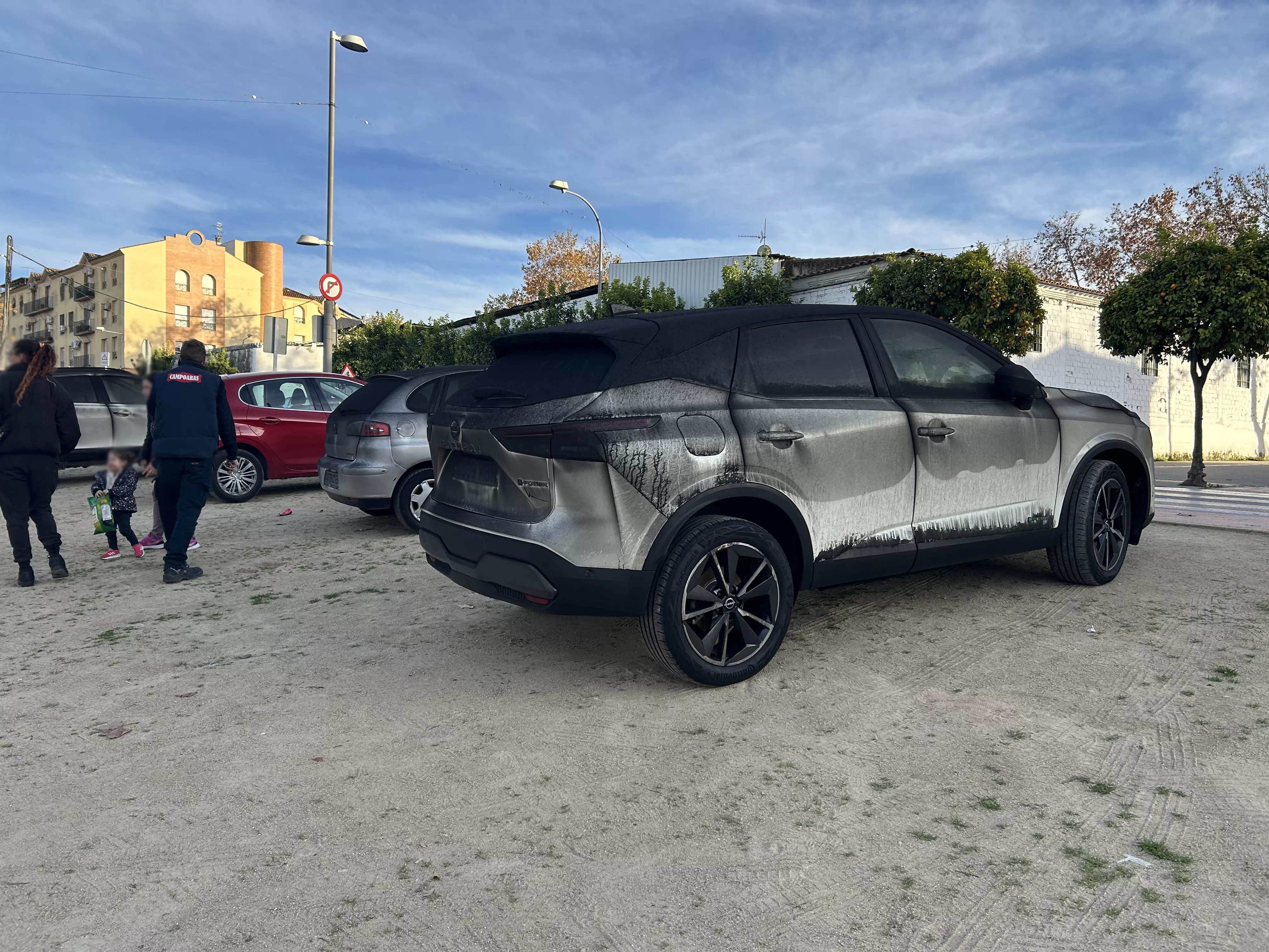 Uno de los vehículos afectados por el incendio en el interior del garaje