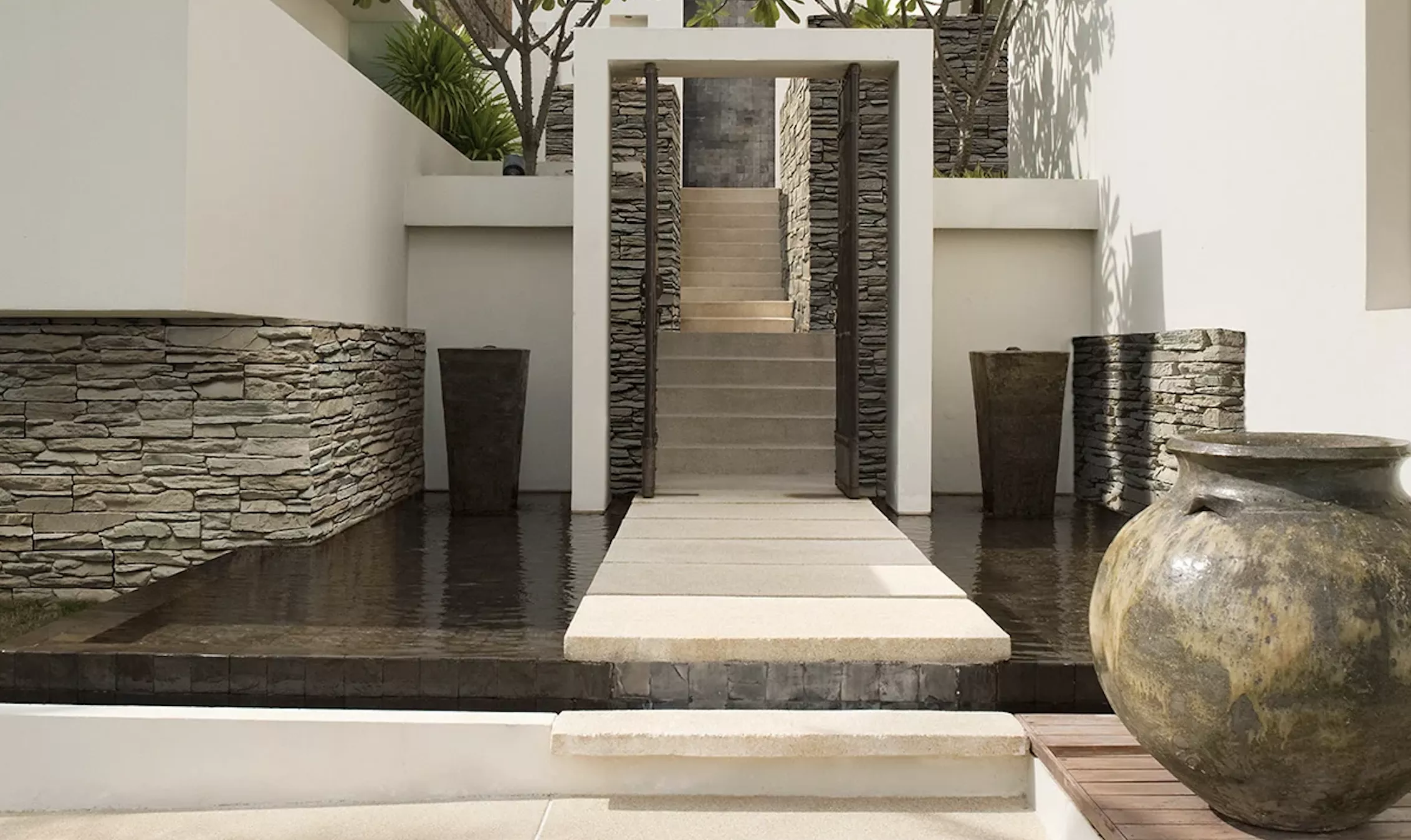 Descubre por qué los paneles de piedra natural son perfectos para la decoración de interiores modernos. Aprende cómo integrarlos en tu hogar. Fuente: Ecopiedra.es