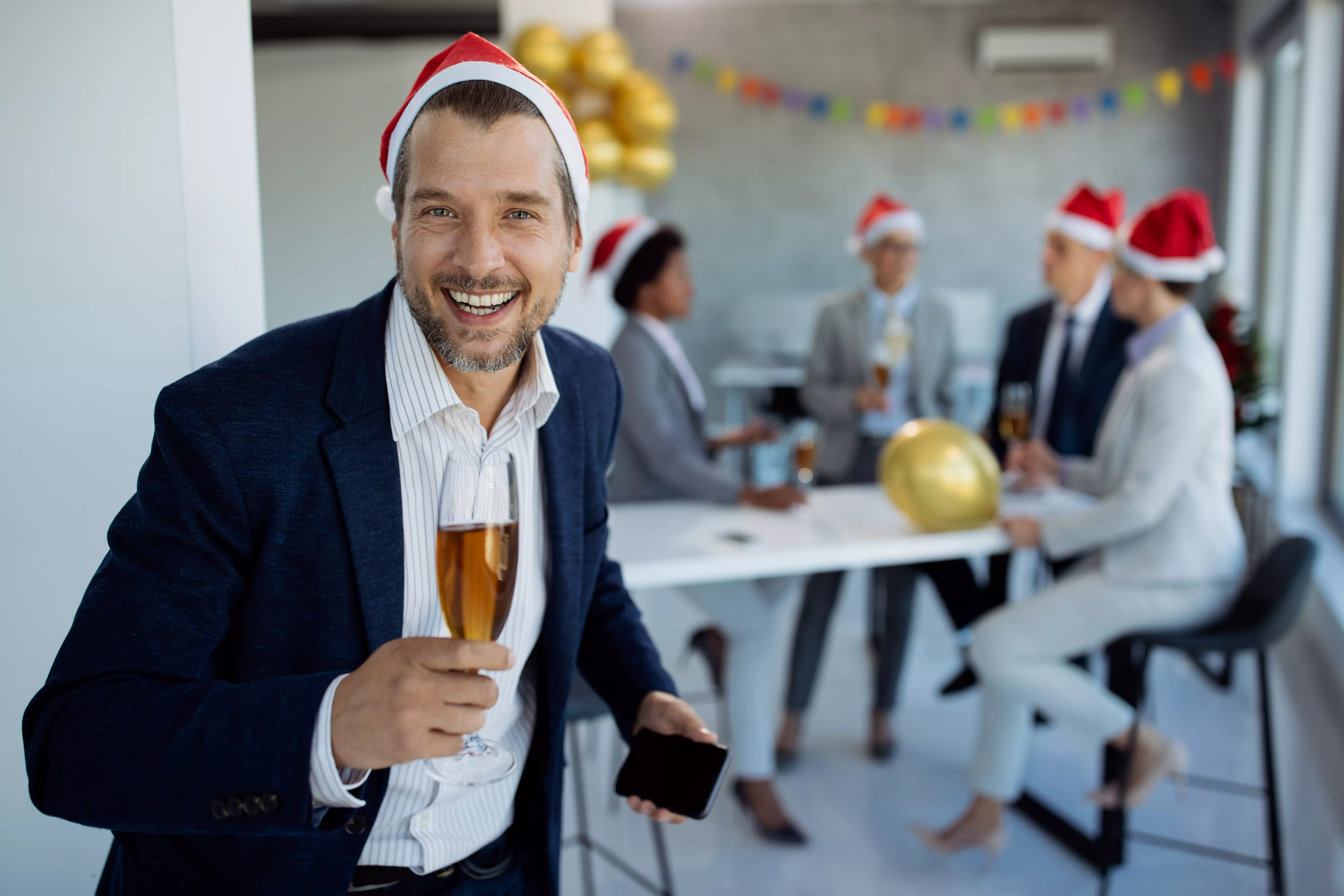 Las fiestas y comidas de empresa son una oportunidad de divertirse y socializar pero pueden convertirse en una trampa. Foto: Drazen Zigic en Freepik