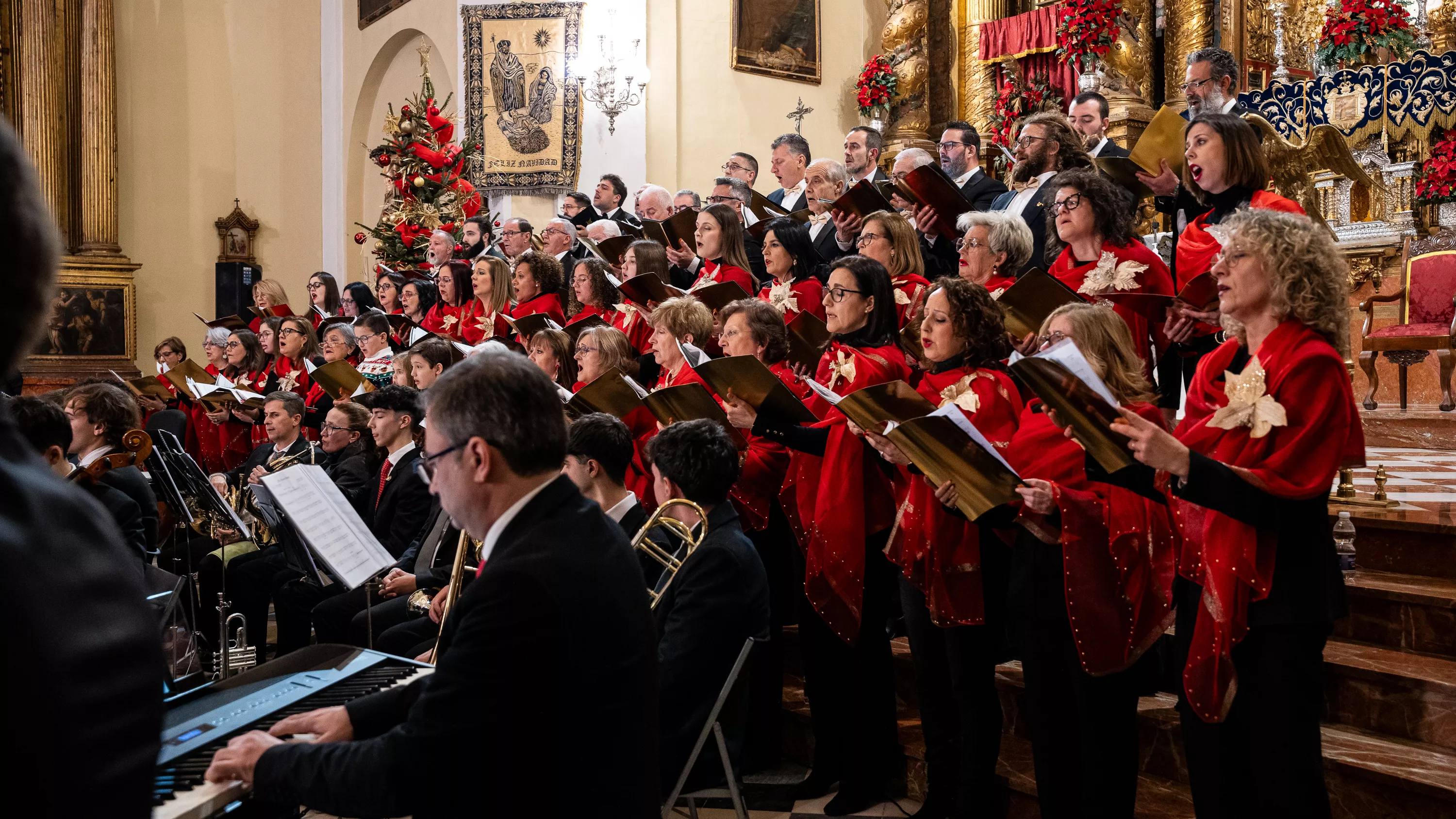Una imagen del Concierto de Navidad de la Orquesta del Conservatorio Maestro Chicano Muñoz de Lucena y la Coral Lucentina