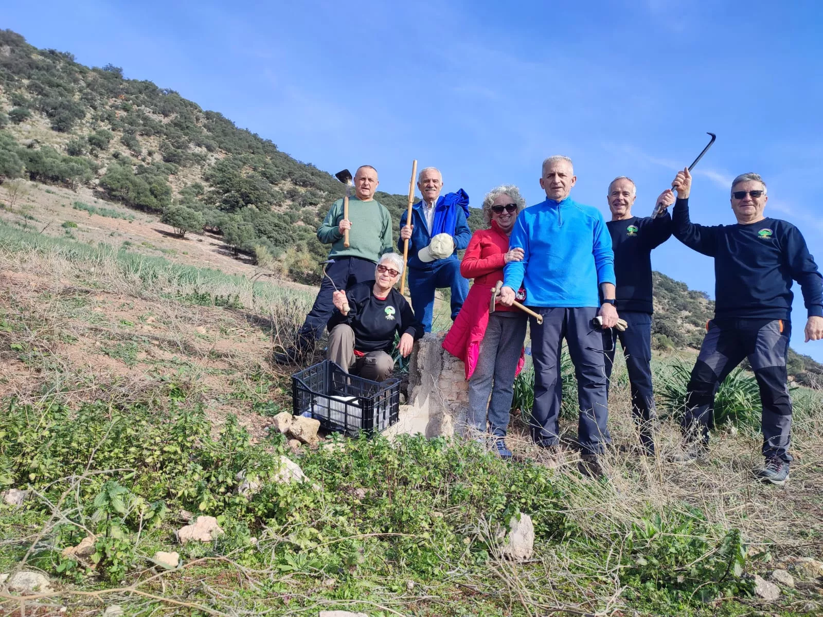 Una imagen de algunos de los participantes en esta nueva siembra de bellotas en el entorno de la Sierra de Aras