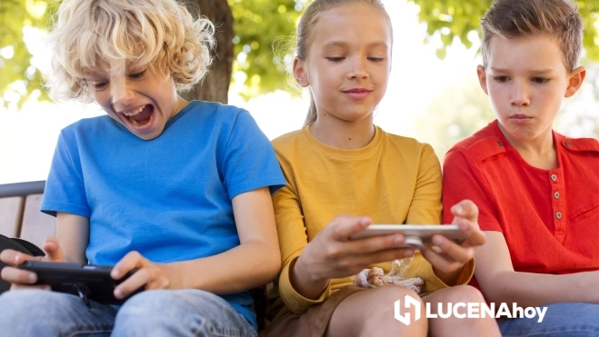 Niños usando dispositivos móviles Niños usando dispositivos móviles