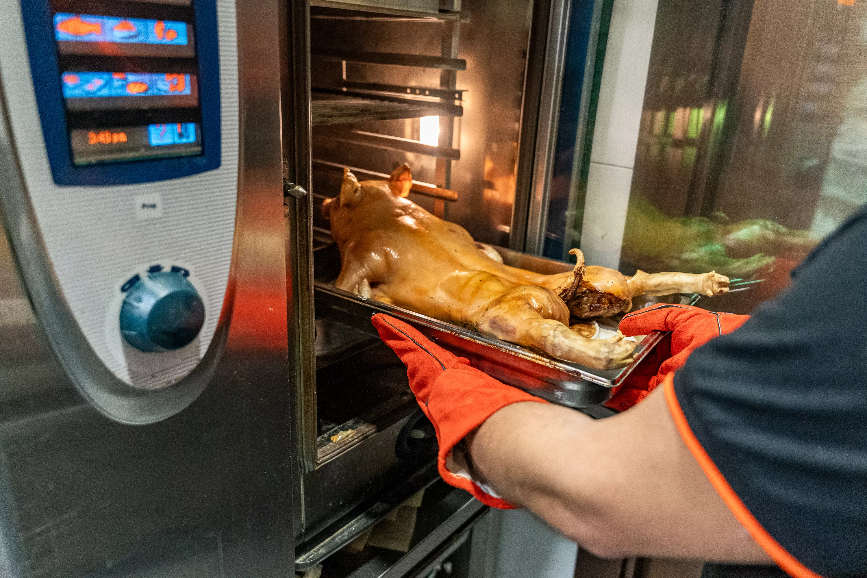 Preparando un cochinillo al horno en Restaurante TRESCULTURAS