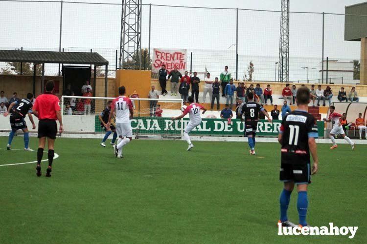  El jugador del Utrera Blanco juega de espaldas con el balón. UTRERAALDIA.COM 