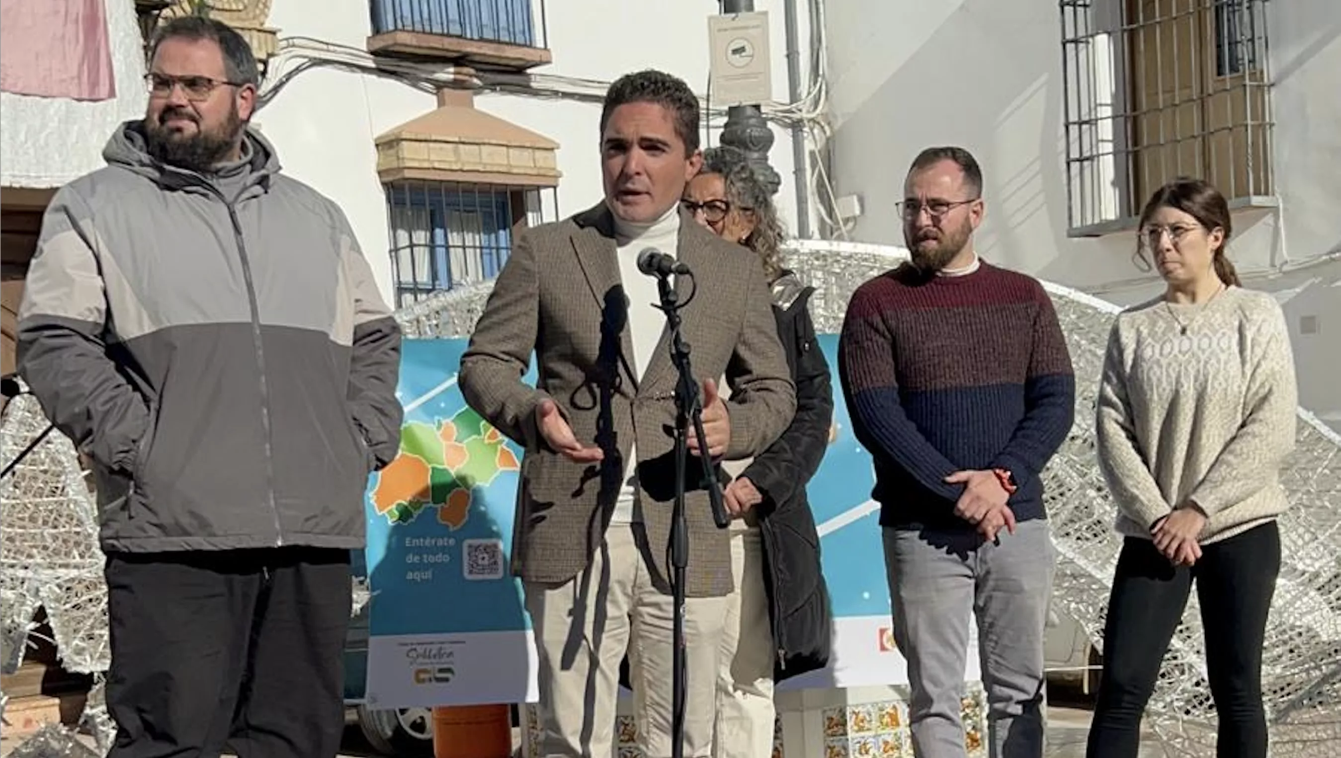 Un momento de la inauguración de JuvenSub por el alcalde de Encinas Reales, Gabriel Prieto